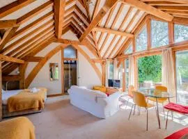 Cosy Studio with Patio Seating & Private Parking