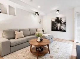 Spacious Lynn Valley RetreatNear trails & Village