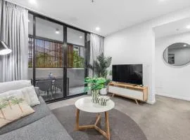 Modern 2BR Apartment Pool South City Square