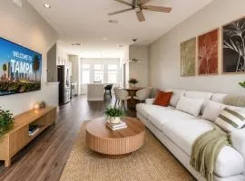 Modern 3 Bedroom 4 Bath Tampa Townhome Near Raymond James Stadium Sleeps 10