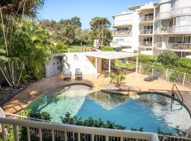 Surfside Buddina Beachfront 3bed Apt - Direct Beach Access, hotel di Buddina