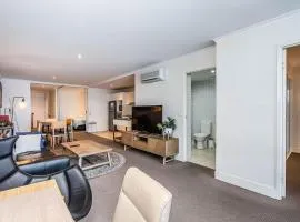 Serene 2-Bed Hideaway on Northbourne Avenue