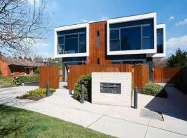 New Modern Townhouse w 2 Parkings near CITY