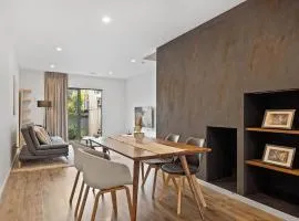 Modern Townhouse 2 bed 2 bath w Parking B