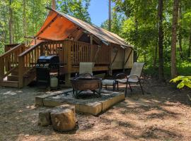 Glamping Tent with Deck Near The Caverns and Waterfalls, hotel u gradu Coalmont