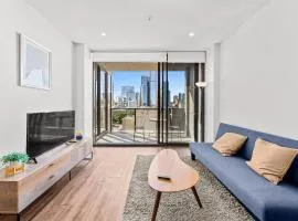 9th Floor Brisbane Retreat - River Views with parking