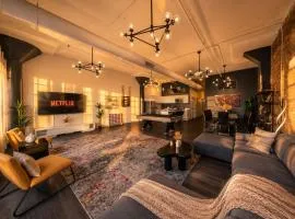 Massive 6BR Luxury Suite Sleeps 12 Guests with Jacuzzi & Pool Table Perfect Group Stay and Optional Parking Near McCormick Place & Soldier Field