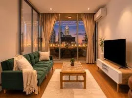 2BR CBD Zen Retreat - Pool, Gym & Free Parking