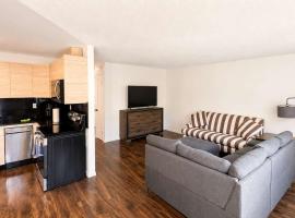 Mountain Views - Ocean Glimpses - Near Victoria - 2BR suite, Hotel in Sooke