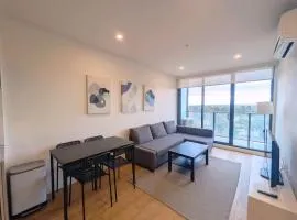 2 Bedroom Apartment Close to Park Golf Courses and University