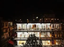 Alaya Stays Mist & Manor Cedar Pet-friendly 3-BHK Apartment with Shared Game Zone, Outdoor Seating & Scenic Views