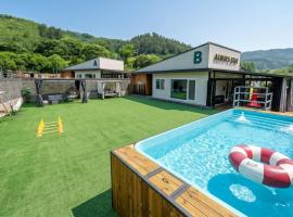 Hongcheon Lucky Dog Pension, hotel di Hongcheon
