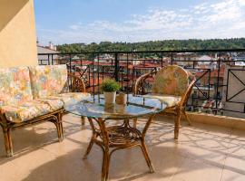 Central Grevena Retreat with Mountain Views, hotel i Grevena