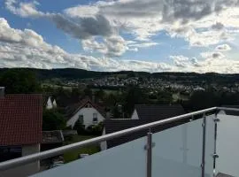 Moderne 4-Zimmer-Wohnung mit Balkon, Fernblick, Parkplatz, WLAN, Einbauküche, Bad & Gäste-WC