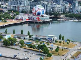 Walking distance to BC Place, modern High-Rise 1 Bedroom Condo with free parking, near stadiums, hotel di Vancouver