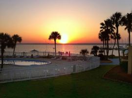 Quality Inn & Suites Gulf Breeze Bayside near Pensacola Beach, hotel u gradu Galf Briz