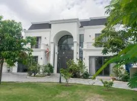 Luxury Mi-a Villa LaGi 4pn, huge salted pool, outdoor bbq and kara, up to 20