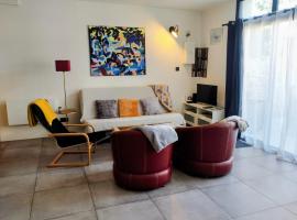 Maison au calme avec terrasse et parking privé proche centre Caen, hôtel à Caen