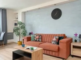Modern Studio on Piotrkowska Street City View by Noclegi Renters