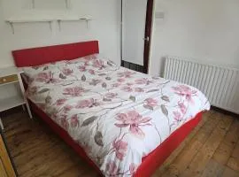 Lovely bright room in Maisonette near to parks, All transport links & road routes