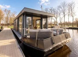 Welcome in - Houseboat 'Boatique Sneek' - Unieke beleving, wakker worden op het Sneekermeer