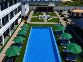 Weekend Family Hotel, hotel u gradu Karolino-Buhaz