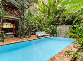 Private Villa with Pool & Heated Jacuzzi Cocles Beach, hotel a Talamanca