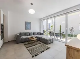 Le Bleu Apartment Pool & Beach by PikHost