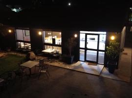 Ocean Crest Motel and Cafe: Hayborough şehrinde bir otel