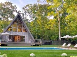 Luxury 5BR A frame w Heated Pool, Walk to Beach, hotel en Hampton Bays