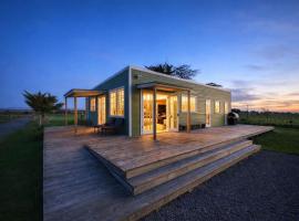 The Shearerton - Woolshed Retreat with Outdoor Bath and Super King Bed、フィールディングのホテル