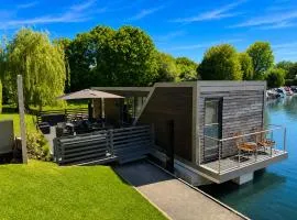 Escape to Willow Wharf - A Luxury Thames Houseboat