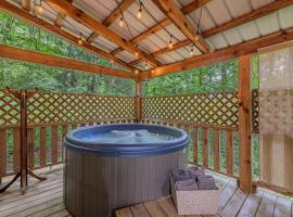 Woodland Cabin Near Cades Cove, Hot Tub, Arcade, hotel di Townsend