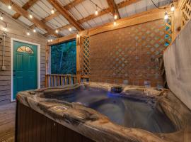 Hot Tub and Dog Friendly, 4 Miles to Cades Cove, hotel Townsendben