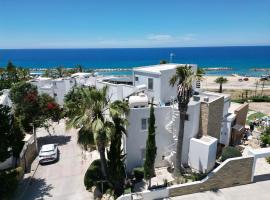 Sea front Villa Kristina, hotel a Klorakas