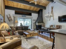 Creekside Comfort Meets Tahoe Adventure - Your Stylish Getaway in Kings Beach, khách sạn ở Kings Beach