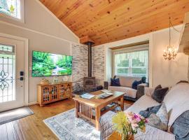 Hot Tub, Fire Pit: Family-Friendly Murphy Home, hotel a Murphy