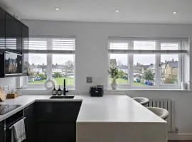 Modern 2 Bedroom with Parking in Central Windsor next to Castle & Shops