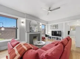 Steps to the Lakefront! This Uptown Beauty is Everything You Need for a Perfect Chicago Getaway condo