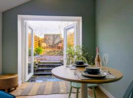 Relaxing Coastal Retreat for 2 Hot Tub Log Fire, hotel i Tywyn