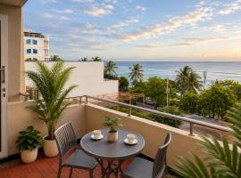 10-Min Airport Shuttle, 1-Min Beach, 2BR SeaView Terrace & SmartLock - Breezy Home, hotel u Hulhumaleu