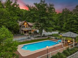 Ultimate Arcade, Salt Pool and Hot Tub - Sleeps 14, hotel di Cresco