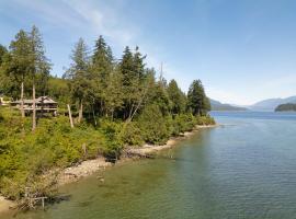 Waterfront Retreat, Beach Access, Group Friendly, Sleeps 14, Hotel in Sechelt