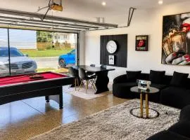 Luxe 4BR Townhome with Entertainment Area -10 mins from Airport