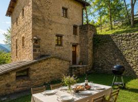Casa rural amb BBQ, riu i muntanya - by CaLQuEROL - 12 pax, hotel en Vilada