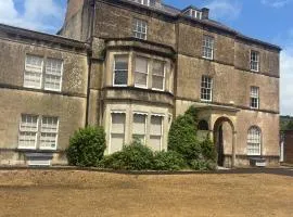 The Manor house Warminster ash walk