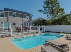Immaculate Upper Level Apartment With Putting Green and Pool! Pet Friendly 3 Bedroom - 2 Bath Unit B
