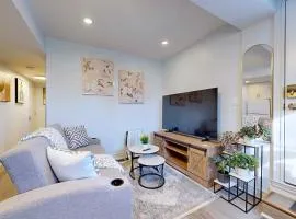 New & Modern Basement Suite - St Clair Hotel