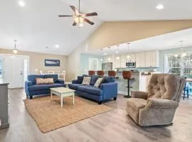 Coastal Pet Friendly Getaway in Murrels Inlet! Perfect for 8 Guests!
