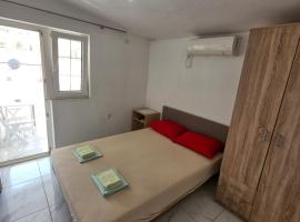 Apartmani Ivana, hotel di Sutomore
